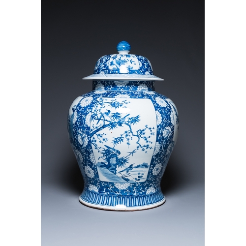 104 - An exceptionally large pair of Chinese blue and white vases and covers, 19/20th C.H.: 79 cm
 
 Prove... 