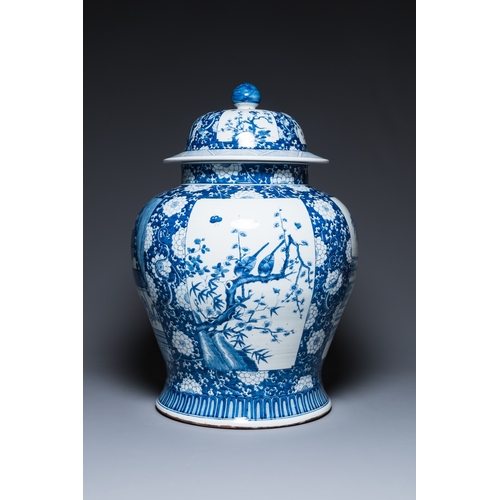 104 - An exceptionally large pair of Chinese blue and white vases and covers, 19/20th C.H.: 79 cm
 
 Prove... 