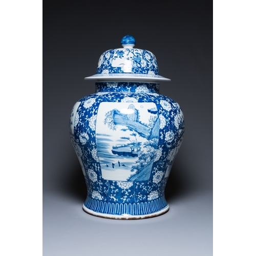 104 - An exceptionally large pair of Chinese blue and white vases and covers, 19/20th C.H.: 79 cm
 
 Prove... 