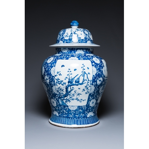 104 - An exceptionally large pair of Chinese blue and white vases and covers, 19/20th C.H.: 79 cm
 
 Prove... 