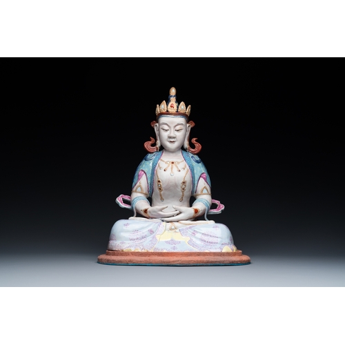 105 - A Chinese famille rose sculpture of Buddha Amitayus on stand, 19/20th C.H.: 31,5 cm (incl. stand)H.:... 