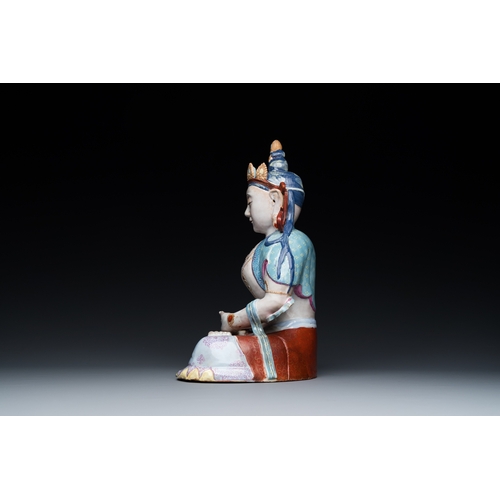 105 - A Chinese famille rose sculpture of Buddha Amitayus on stand, 19/20th C.H.: 31,5 cm (incl. stand)H.:... 