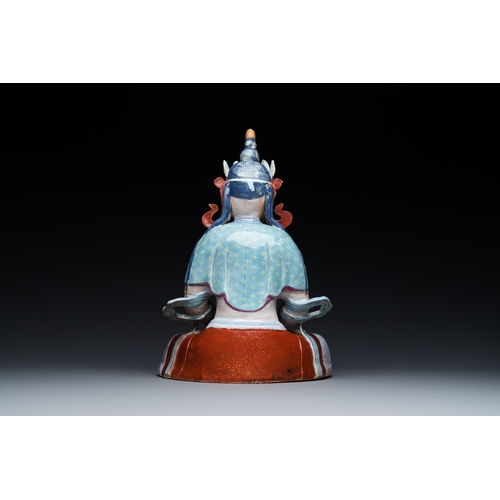 105 - A Chinese famille rose sculpture of Buddha Amitayus on stand, 19/20th C.H.: 31,5 cm (incl. stand)H.:... 