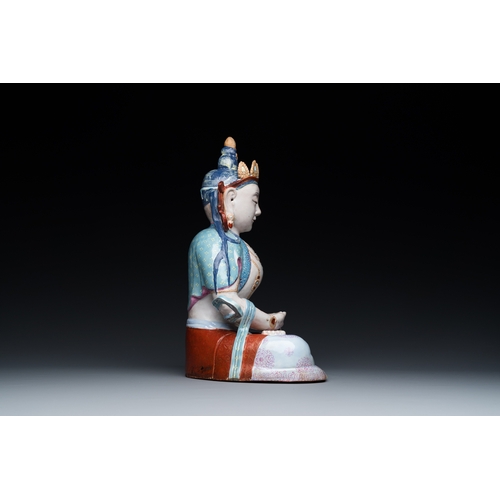 105 - A Chinese famille rose sculpture of Buddha Amitayus on stand, 19/20th C.H.: 31,5 cm (incl. stand)H.:... 