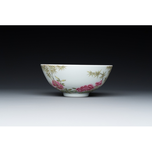 106 - A Chinese famille rose bowl, Yongzheng mark, 20th C.Dia.: 12 cm - H.: 5 cm