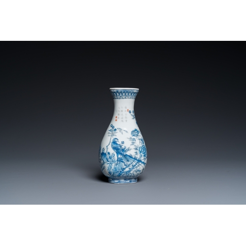 108 - A Chinese blue and white-enamelled 'pheasants' vase, 19/20th C.H.: 19,5 cm (incl. stand)H.: 17 cm (t... 