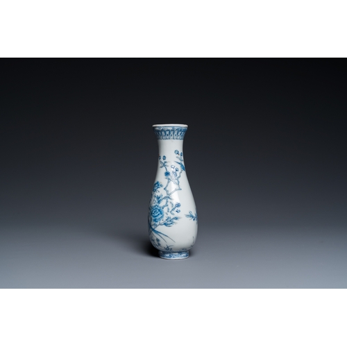 108 - A Chinese blue and white-enamelled 'pheasants' vase, 19/20th C.H.: 19,5 cm (incl. stand)H.: 17 cm (t... 