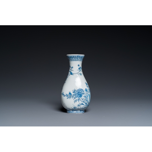 108 - A Chinese blue and white-enamelled 'pheasants' vase, 19/20th C.H.: 19,5 cm (incl. stand)H.: 17 cm (t... 