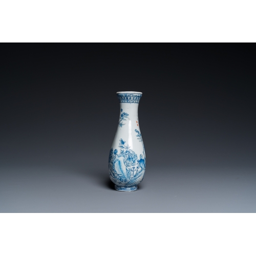 108 - A Chinese blue and white-enamelled 'pheasants' vase, 19/20th C.H.: 19,5 cm (incl. stand)H.: 17 cm (t... 