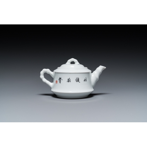 110 - A Chinese 'calligraphy' teapot and cover, Jiangxi Porcelain Company, 20th C.H.: 8 cm - L.: 14 cm... 