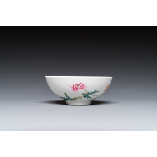 111 - A Chinese famille rose bowl with floral design, Yongzheng mark, 20th C.Dia.: 8 cm - H.: 3,5 cm... 