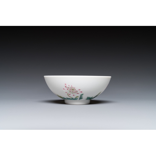 111 - A Chinese famille rose bowl with floral design, Yongzheng mark, 20th C.Dia.: 8 cm - H.: 3,5 cm... 