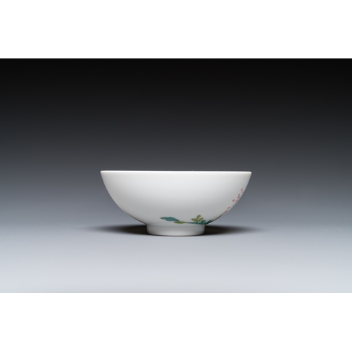 111 - A Chinese famille rose bowl with floral design, Yongzheng mark, 20th C.Dia.: 8 cm - H.: 3,5 cm... 