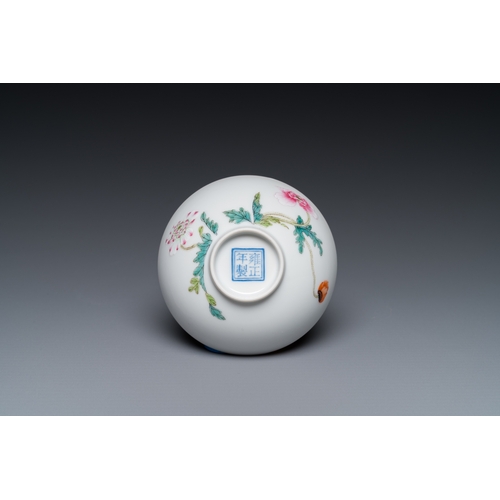 111 - A Chinese famille rose bowl with floral design, Yongzheng mark, 20th C.Dia.: 8 cm - H.: 3,5 cm... 