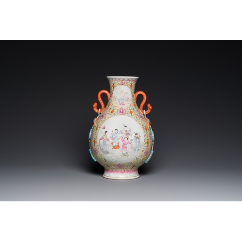 113 - A Chinese famille rose 'hu' vase with 'eight immortals' design, Qianlong mark, RepublicH.: 33,5 cm
 ... 