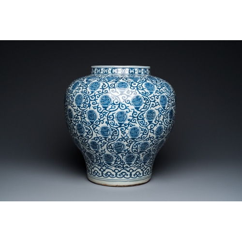 125 - A large Chinese blue and white 'Shou' jar, Wanli mark but probably RepublicH.: 44,5 cm
 Provenance: ... 