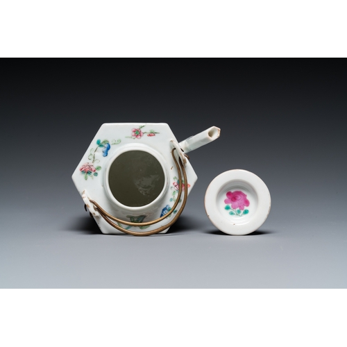 131 - A Chinese hexagonal famille rose 'Wu Shuang Pu' teapot and cover, 19th C.H.: 11,5 cm - L.: 11,5 cm... 