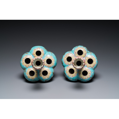 132 - A pair of Chinese famille rose turquoise-ground flower vases with dragons, 19th C.H.: 28 cm... 