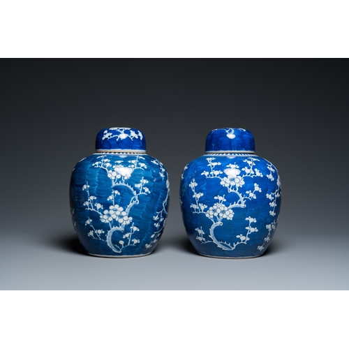 134 - A pair of Chinese blue and white jars and covers, 19th C.H.: 26 cm