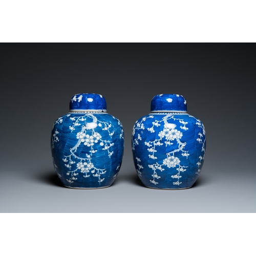 134 - A pair of Chinese blue and white jars and covers, 19th C.H.: 26 cm