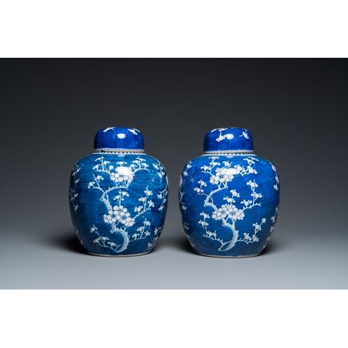 134 - A pair of Chinese blue and white jars and covers, 19th C.H.: 26 cm