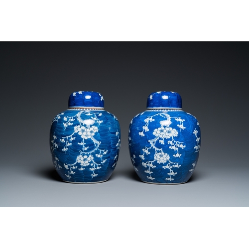 134 - A pair of Chinese blue and white jars and covers, 19th C.H.: 26 cm