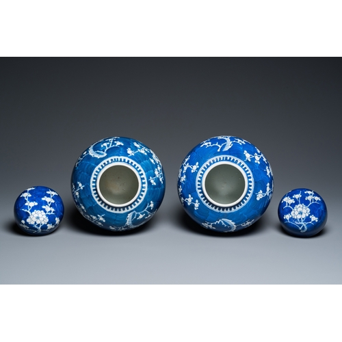 134 - A pair of Chinese blue and white jars and covers, 19th C.H.: 26 cm