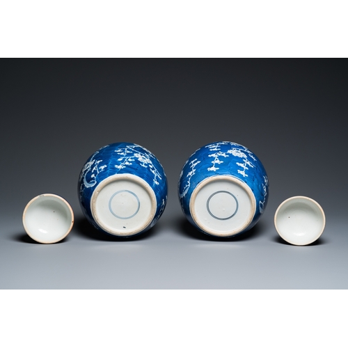 134 - A pair of Chinese blue and white jars and covers, 19th C.H.: 26 cm