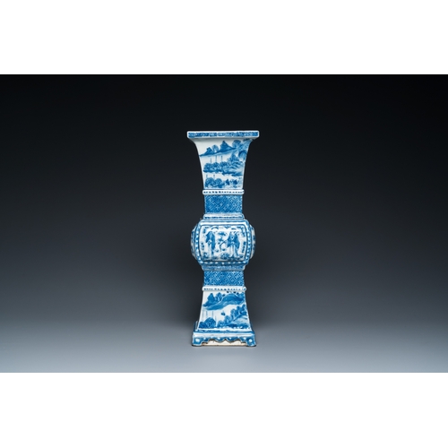 135 - A Chinese blue and white square 'gu' vase, 19th C.H.: 39,5 cm