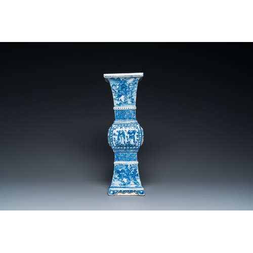 135 - A Chinese blue and white square 'gu' vase, 19th C.H.: 39,5 cm