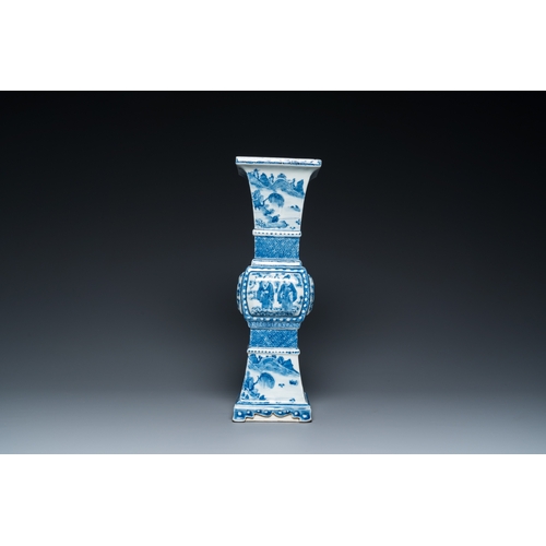 135 - A Chinese blue and white square 'gu' vase, 19th C.H.: 39,5 cm