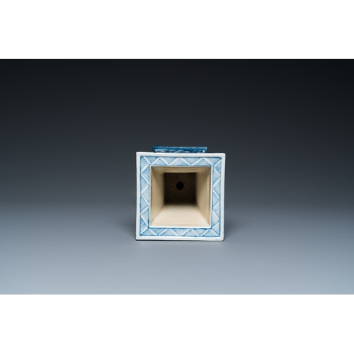 135 - A Chinese blue and white square 'gu' vase, 19th C.H.: 39,5 cm