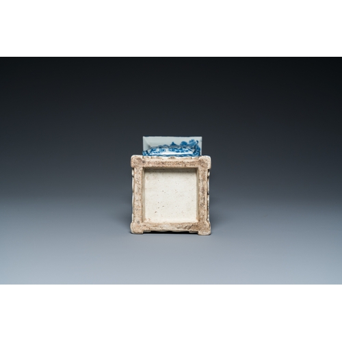 135 - A Chinese blue and white square 'gu' vase, 19th C.H.: 39,5 cm