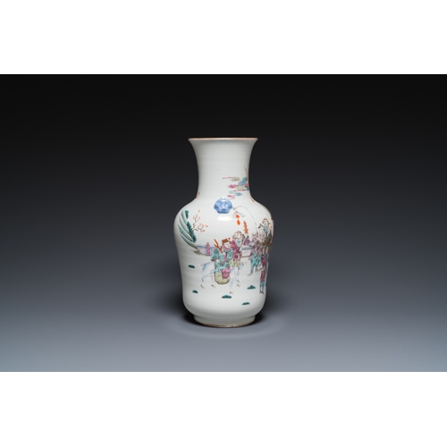 143 - A Chinese famille rose 'narrative subject' vase, Tongzhi mark, 19/20th C.H.: 36,5 cm