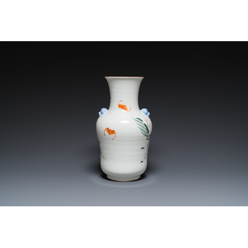 143 - A Chinese famille rose 'narrative subject' vase, Tongzhi mark, 19/20th C.H.: 36,5 cm