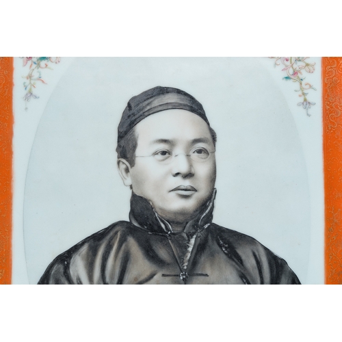 145 - A Chinese famille rose and grisaille plaque with a fine portrait of a male, 19/20th C.Dim.: 42 x 29,... 