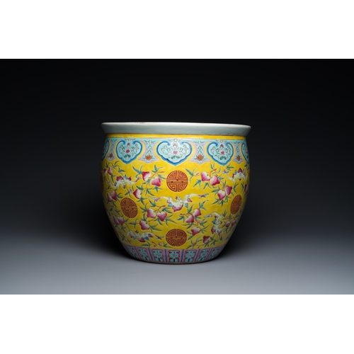 147 - A Chinese famille rose yellow-ground fish bowl with bats and peaches, 19th C.Dia.: 35 cm - H.: 31 cm... 