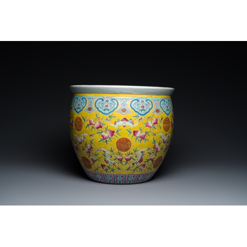 147 - A Chinese famille rose yellow-ground fish bowl with bats and peaches, 19th C.Dia.: 35 cm - H.: 31 cm... 