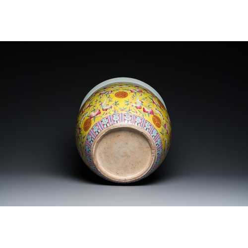 147 - A Chinese famille rose yellow-ground fish bowl with bats and peaches, 19th C.Dia.: 35 cm - H.: 31 cm... 