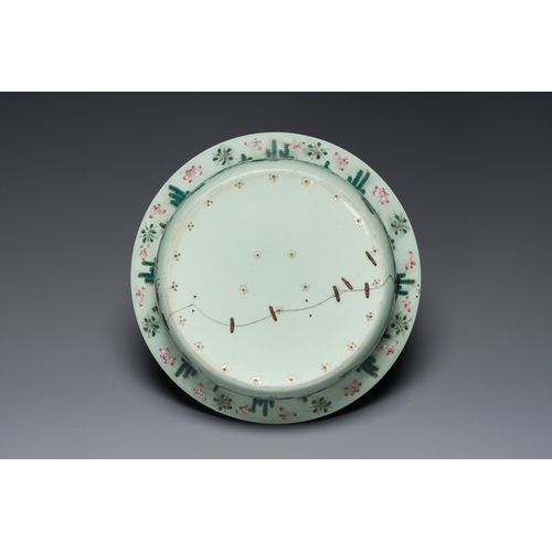 151 - A Chinese famille rose celadon-ground 'carps' basin, 19th C.Dia.: 29,5 cm - H.: 8 cm