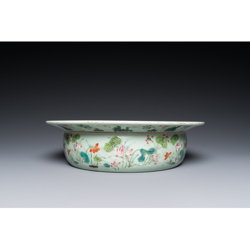 151 - A Chinese famille rose celadon-ground 'carps' basin, 19th C.Dia.: 29,5 cm - H.: 8 cm