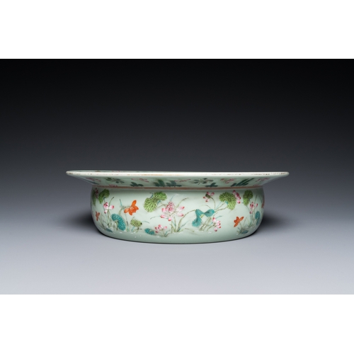 151 - A Chinese famille rose celadon-ground 'carps' basin, 19th C.Dia.: 29,5 cm - H.: 8 cm