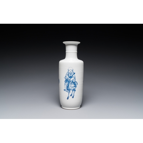 153 - A Chinese blue and white 'Sanxing' rouleau vase, probably 19th C.H.: 28,5 cm