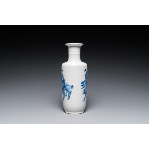 153 - A Chinese blue and white 'Sanxing' rouleau vase, probably 19th C.H.: 28,5 cm