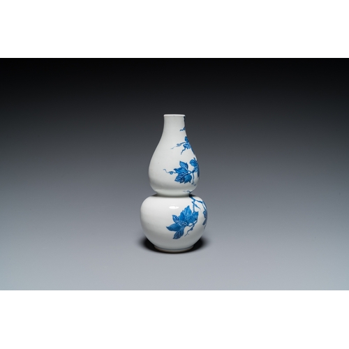 154 - A Chinese blue and white double gourd vase, 19th C.H.: 22 cm