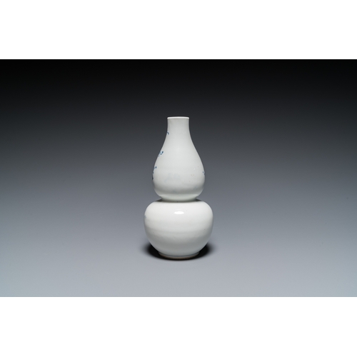 154 - A Chinese blue and white double gourd vase, 19th C.H.: 22 cm