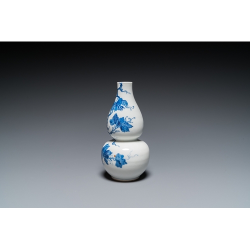 154 - A Chinese blue and white double gourd vase, 19th C.H.: 22 cm