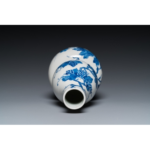 154 - A Chinese blue and white double gourd vase, 19th C.H.: 22 cm