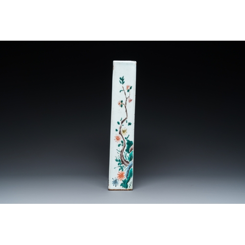 155 - A Chinese famille verte ânarrative subjectâ tile, 19th C.Dim.: 33 x 22 x 6 cm