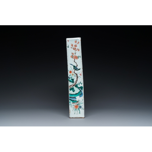 155 - A Chinese famille verte ânarrative subjectâ tile, 19th C.Dim.: 33 x 22 x 6 cm